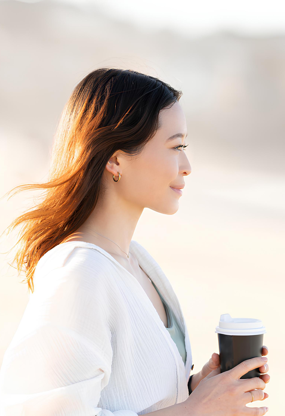 コーヒーを持った女性