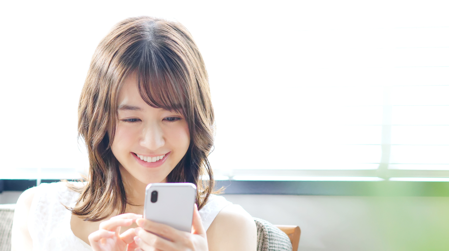 スマートフォンを使う女性